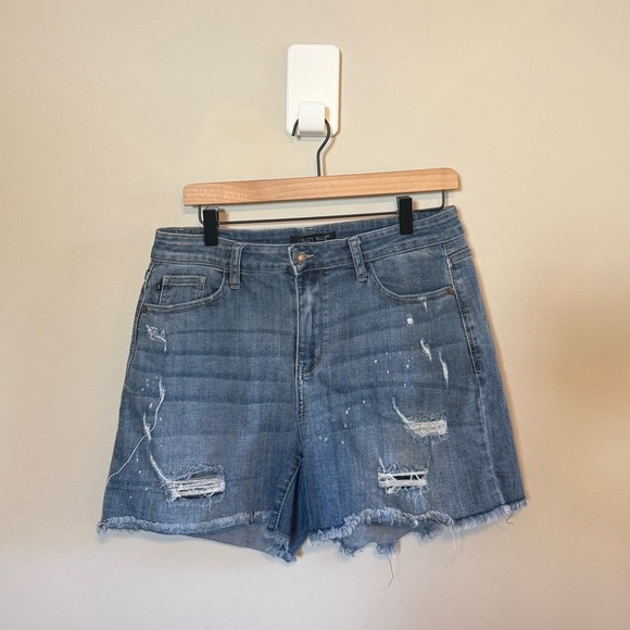 Judy Blue • High Rise Medium‎ Wash Distressed Casual Jean Short Sz 30 Frayed - Picture 1 of 11